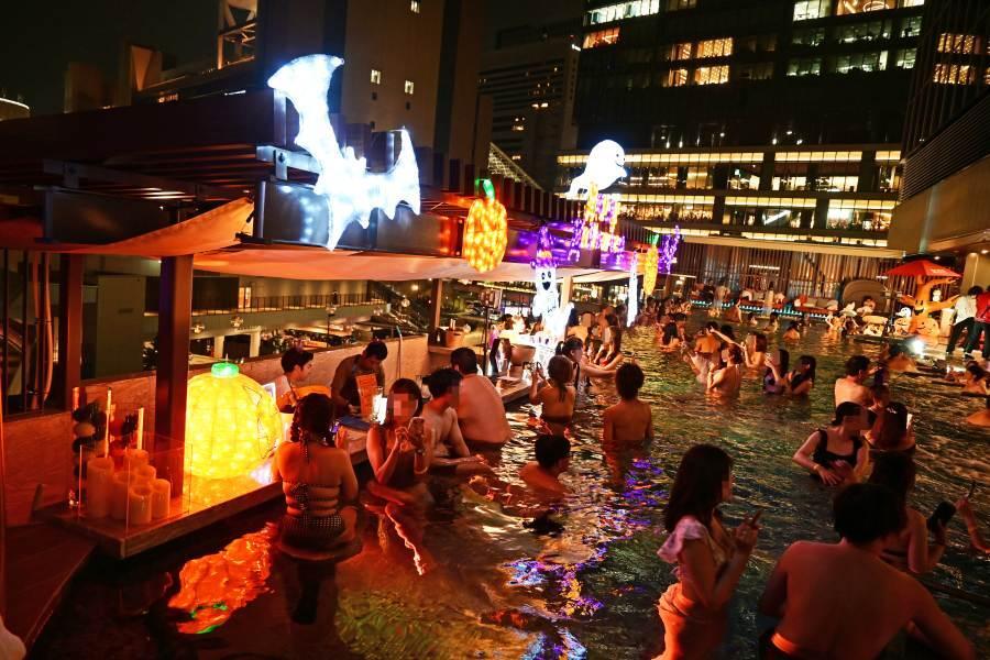 　多くの来場者でにぎわう「うめきた温泉 蓮」のハロウィンパーティー（９月２０日撮影）