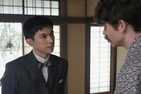 　『ばけばけ』第２５回より。英語教師・ヘブン（写真右、トミー･バストウ）を説得する英語教師・錦織（写真左、吉沢亮）　©ＮＨＫ