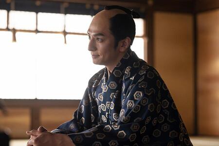 　『べらぼう～蔦重栄華乃夢噺～』第４１回より。「尊号」について老中・松平定信を説得する一橋治済（生田斗真）　©ＮＨＫ