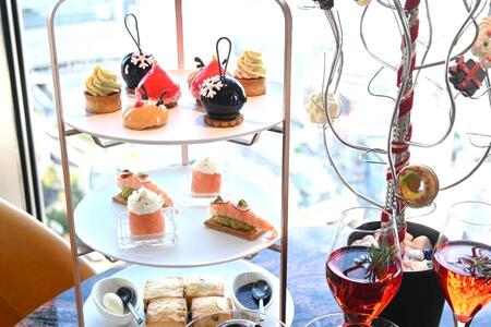 　クリスマススイーツ＆セイヴォリーをはじめ、ウェルカムドリンク、スコーン２種、バニラアイスクリーム ホットチョコレートソースのスペシャルデザートを楽しめる「センタラグランドホテル大阪」の「クリスマスアフタヌーンティー」