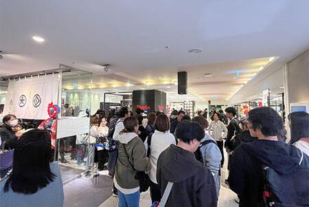 　リニューアルした「２０２５大阪・関西万博オフィシャルストア大丸梅田店」。初日の様子（１１月１日 Ｌｍａｇａ.ｊｐ撮影）