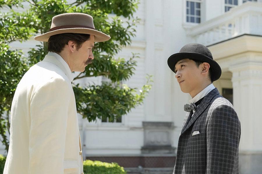 　『ばけばけ』第２６回より。英語教師・錦織（写真右、吉沢亮）と話すヘブン（写真左、トミー・バストウ）©ＮＨＫ