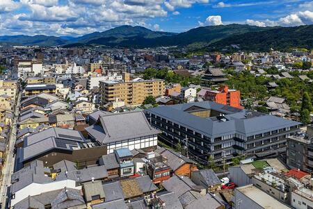 　計画地全体（写真左：歌舞練場・地域施設、写真右：ホテル）