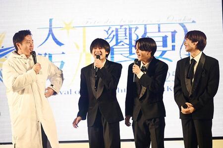 　『大阪・光の饗宴 ２０２５ 開宴式』で吉村知事とトークをするＡｍＢｉｔｉｏｕｓ（１１月３日／Ｌｍａｇａ.ｊｐ撮影）