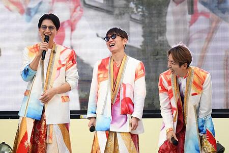 　『御堂筋ランウェイ２０２５』で、笑いながら話すＳＵＰＥＲ ＥＩＧＨＴ。写真左から、大倉忠義、安田章大、村上信五（１１月３日／Ｌｍａｇａ.ｊｐ撮影）