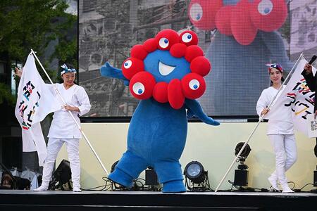 　御堂筋ランウェイに登場したミャクミャク（１１月３日 Ｌｍａｇａ.ｊｐ撮影）