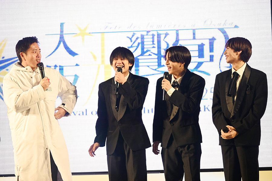 　『大阪・光の饗宴 ２０２５ 開宴式』で吉村知事とトークをするＡｍＢｉｔｉｏｕｓ（１１月３日／Ｌｍａｇａ.ｊｐ撮影）