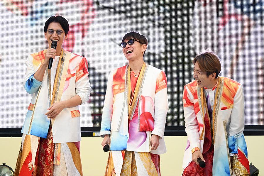 　『御堂筋ランウェイ２０２５』で、笑いながら話すＳＵＰＥＲ ＥＩＧＨＴ。写真左から、大倉忠義、安田章大、村上信五（１１月３日／Ｌｍａｇａ.ｊｐ撮影）