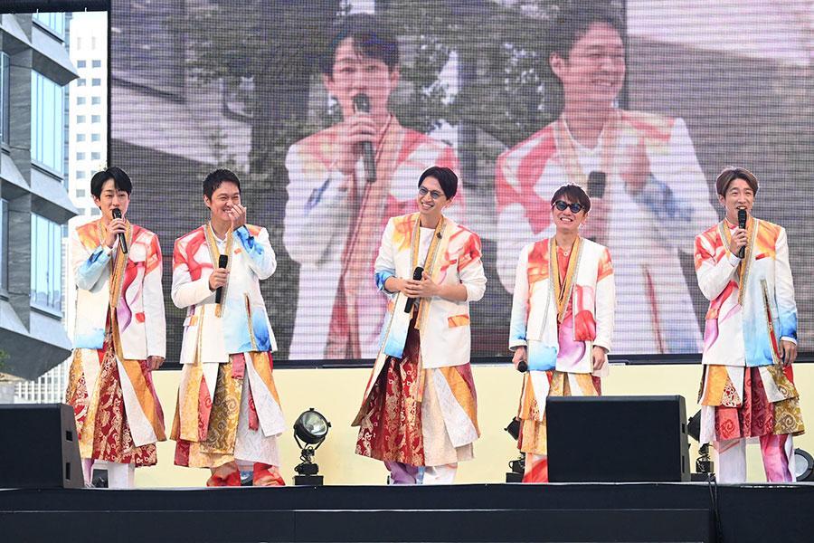 　『御堂筋ランウェイ２０２５』のパフォーマンスを終えて、感想を話すＳＵＰＥＲ ＥＩＧＨＴ。写真左から、横山裕、丸山隆平、大倉忠義、安田章大、村上信五（１１月３日／Ｌｍａｇａ.ｊｐ撮影）