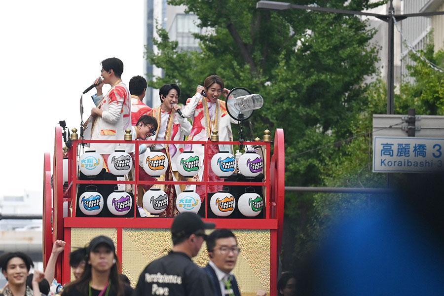 　提灯がついた特別仕様のフロートに乗って『御堂筋ランウェイ２０２５』に登場したＳＵＰＥＲ ＥＩＧＨＴ（１１月３日／Ｌｍａｇａ.ｊｐ撮影）