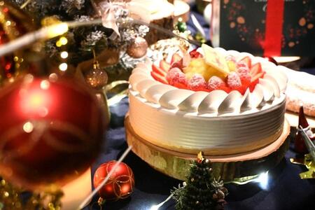　クリスマス装飾に映える「スーパーダブルショートケーキ」（３２４００円）（１０月２９日／ホテルニューオータニ大阪 Ｌｍａｇａ.ｊｐ撮影）