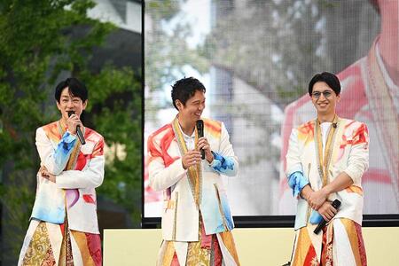 　『御堂筋ランウェイ２０２５』で、パフォーマンスを終えた感想を話すＳＵＰＥＲ ＥＩＧＨＴ。写真左から、横山裕、丸山隆平、大倉忠義（１１月３日／Ｌｍａｇａ.ｊｐ撮影）