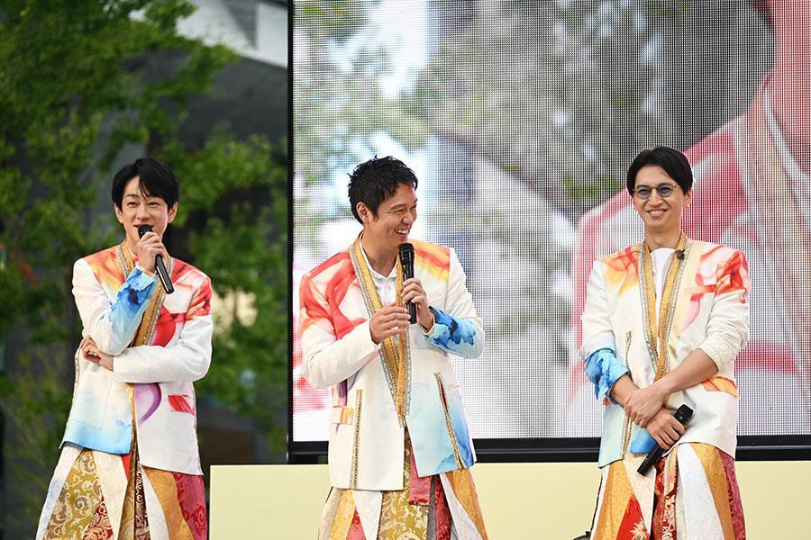 　『御堂筋ランウェイ２０２５』で、パフォーマンスを終えた感想を話すＳＵＰＥＲ ＥＩＧＨＴ。写真左から、横山裕、丸山隆平、大倉忠義（１１月３日／Ｌｍａｇａ.ｊｐ撮影）