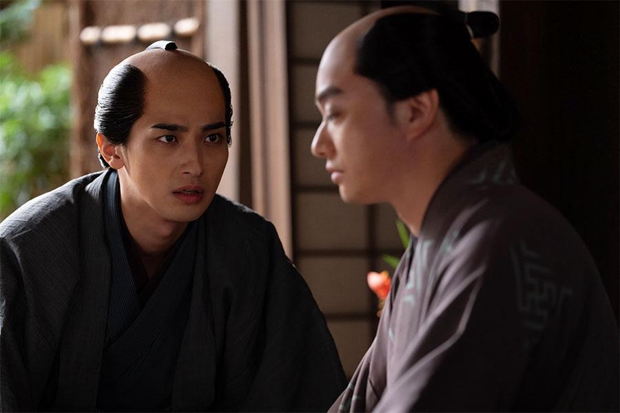 　『べらぼう～蔦重栄華乃夢噺～』第４３回より。絵師・喜多川歌麿（右、染谷将太）を説得する重三郎（左、横浜流星）　ⒸＮＨＫ