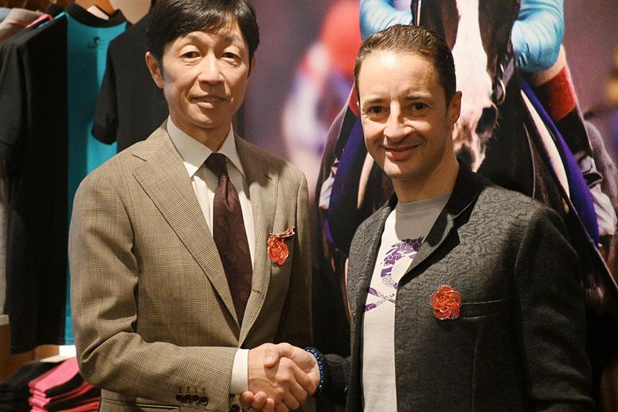 　（左から）武豊騎手、クリストフ・ルメール騎手（１１月５日　Ｌｍａｇａ.ｊｐ撮影）