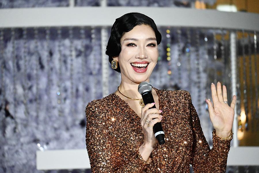 　「グランフロント大阪」の『ＧＲＡＮＤ ＷＩＳＨ ＣＨＲＩＳＴＭＡＳ ２０２５』クリスマスツリー点灯式に登場したアンミカ（１１月６日・グランフロント大阪）