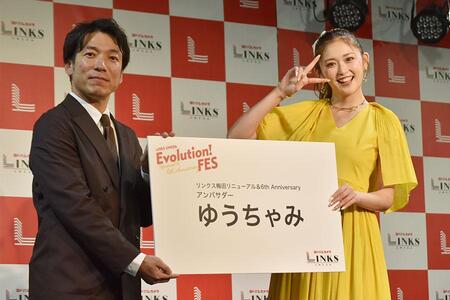 　左から「リンクス梅田」館長・五鬼上大介氏、大阪出身のタレント・ゆうちゃみ（１１月７日 Ｌｍａｇａ.ｊｐ撮影）