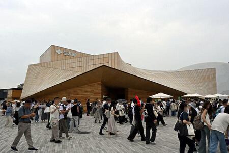 　多くの来場者で賑わう「住友館」前（９月２６日／大阪・関西万博）