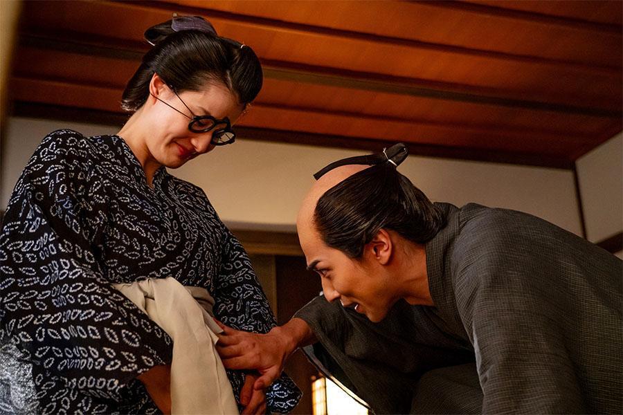 　『べらぼう～蔦重栄華乃夢噺～』第４２回より。妻・てい（橋本愛）のお腹にいる子どもに話しかける重三郎（横浜流星）©ＮＨＫ