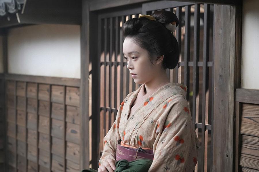 　『ばけばけ』第３０回より。ヘブンの新居の前にいるトキ（高石あかり）©ＮＨＫ