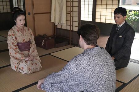 　『ばけばけ』第３１回より。英語教師・錦織（写真右、吉沢亮）の立ち会いの元、ヘブン（写真中央、トミー･バストウ）に女中になる挨拶をするトキ（写真左、高石あかり）　©ＮＨＫ