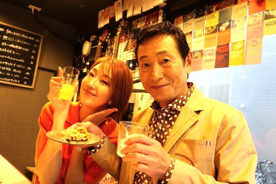 　フルクタス酒場でお酒を楽しむ三田村邦彦と紅ゆずる。「クニクニ」「さゆちゃん」と呼び合う息ぴったりなふたり　©テレビ大阪
