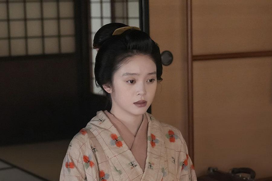 　『ばけばけ』第３１回より。ヘブンの女中として働く決意をしたトキ（高石あかり）　©ＮＨＫ