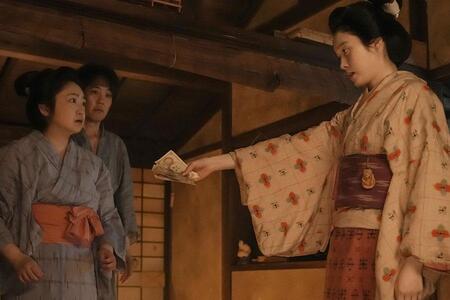 　『ばけばけ』第３３回より。借金取りに大金を払うトキ（写真右、高石あかり）と、大金に驚く母・フミ（写真左、池脇千鶴）たち　©ＮＨＫ