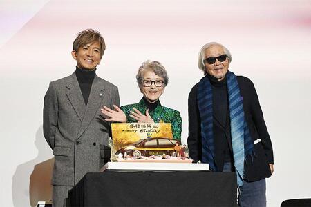 　映画『ＴＯＫＹＯタクシー』の舞台挨拶に登壇した倍賞千恵子、木村拓哉、山田洋次監督。山田監督は「封切りが近づくとドキドキする」と話した（大阪市内・１１月１２日）