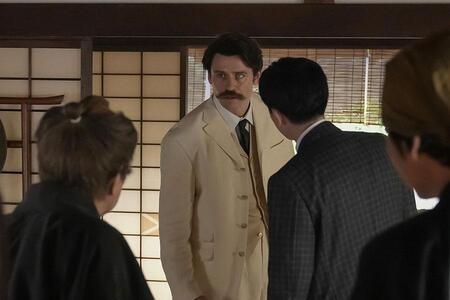 　『ばけばけ』第３４回より。騒ぎを聞きつけ家に戻ったヘブン（トミー･バストウ）（Ｃ）ＮＨＫ