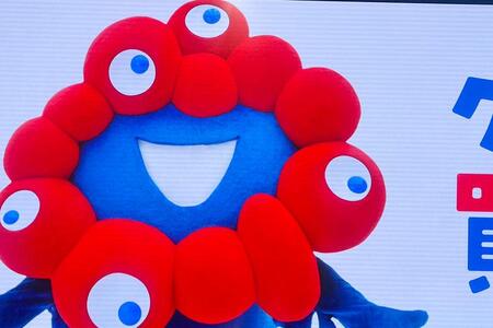 　万博会期中、夢洲駅の巨大スクリーンで放映されていたミャクミャクのグッズ広告動画（Ｌｍａｇａ.ｊｐ撮影）