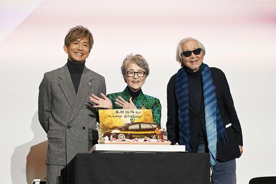 　映画『ＴＯＫＹＯタクシー』の舞台挨拶に登壇した倍賞千恵子、木村拓哉、山田洋次監督。山田監督は「封切りが近づくとドキドキする」と話した（大阪市内・１１月１２日）