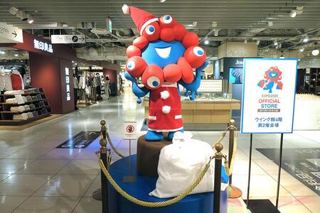 　「あべのハルカス近鉄本店」のミャクミャク像がサンタ姿に変身！（１１月１４日・Ｌｍａｇａ.ｊｐ撮影）