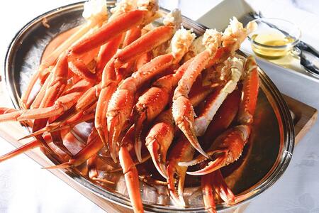 　神戸のホテルでは、１１月からカニ食べ放題を開催中（写真は「ホテルプラザ神戸」のランチに付けられる５００ｇのズワイガニ）