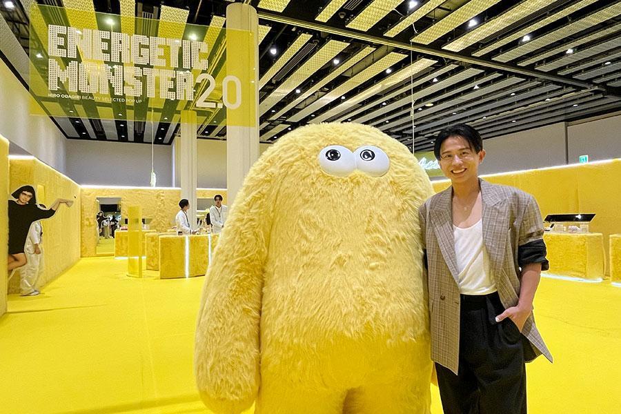 　イベントをプロデュースする小田切ヒロも会場へ駆けつけた。巨大オブジェ「エナモ」が来場者をお出迎え（大阪市内 Ｌｍａｇａ.ｊｐ撮影）