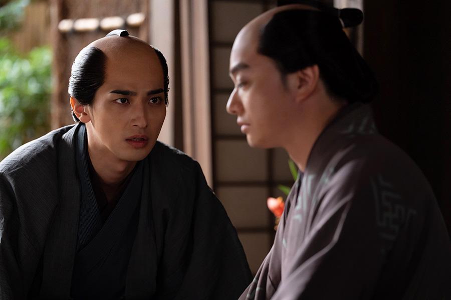 　『べらぼう～蔦重栄華乃夢噺～』第４３回より。絵師・喜多川歌麿（写真右、染谷将太）に考え直すよう説得する重三郎（写真左、横浜流星）©ＮＨＫ