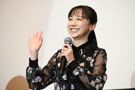 　『果てしなきスカーレット』の舞台挨拶に登場した芦田愛菜（１１月１６日・大阪市内）