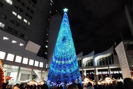 　「梅田スカイビル」のクリスマスツリーがＳＥＫＡＩ ＮＯ ＯＷＡＲＩとコラボ。音と光のショーの様子（１１月１４日・大阪市北区）