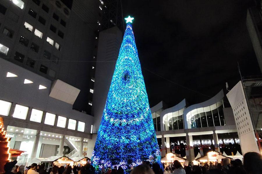 　「梅田スカイビル」のクリスマスツリーがＳＥＫＡＩ ＮＯ ＯＷＡＲＩとコラボ。音と光のショーの様子（１１月１４日・大阪市北区）