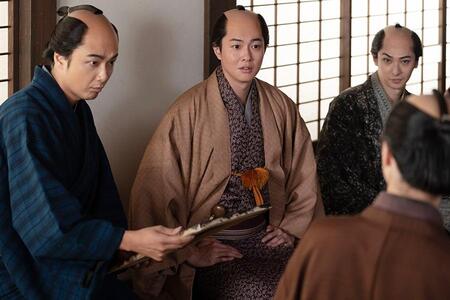 　『べらぼう～蔦重栄華乃夢噺～』第４５回より。重三郎に集められた戯作者や絵師たち。写真左から、戯作者・重田貞一（のちの十返舎一九／井上芳雄）、絵師・北尾政美（高島豪志）、戯作者・北尾政演（山東京伝／古川雄大）©ＮＨＫ