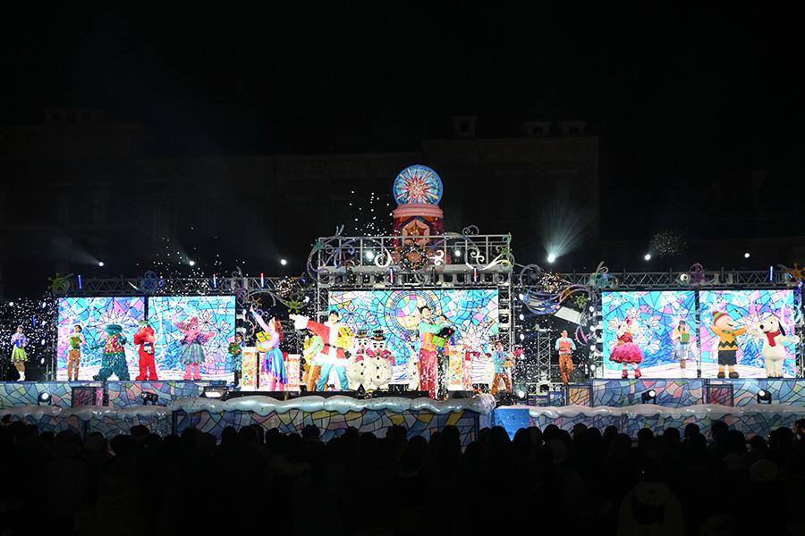 　『ライト・アップ・ザ・ナイト ～クリスマス・セレブレーション～』ではクリスマス・パーティの会場を舞台に、華やかなで心温まるストーリーが展開された（１１月１８日／Ｌｍａｇａ.ｊｐ撮影）