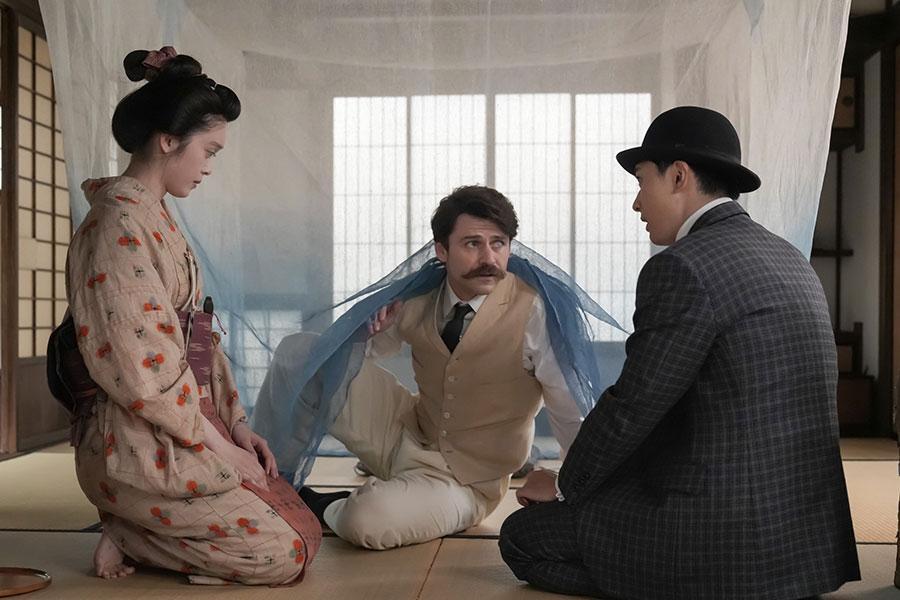 『ばけばけ』第３９回より。蚊帳を出てトキたちと話すヘブン。写真左から、トキ（高石あかり）、ヘブン（トミー･バストウ）、英語教師・錦織（吉沢亮）（Ｃ）ＮＨＫ