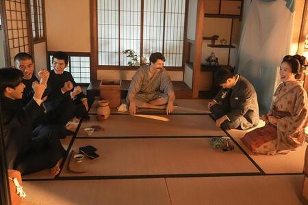 『ばけばけ』第４０回より。ヘブンのクイズ大会で盛り上がる生徒たち（Ｃ）ＮＨＫ