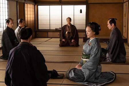 『べらぼう～蔦重栄華乃夢噺～』第４４回より。元大奥総取締・高岳（冨永愛）から疑惑の手袋を見せられる重三郎（横浜流星）（Ｃ）ＮＨＫ