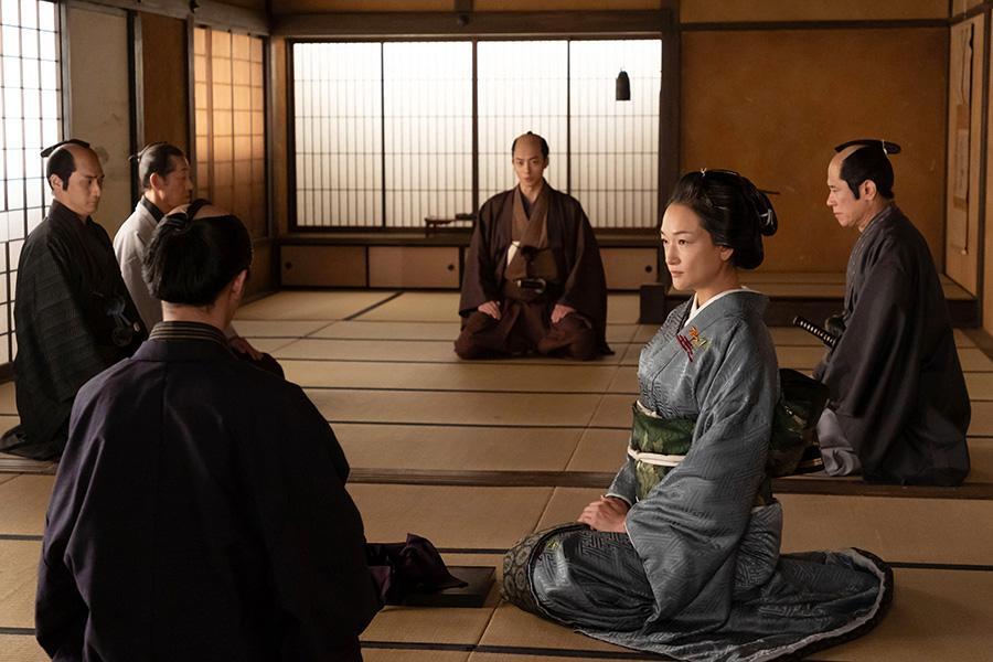 『べらぼう～蔦重栄華乃夢噺～』第４４回より。元大奥総取締・高岳（冨永愛）から疑惑の手袋を見せられる重三郎（横浜流星）（Ｃ）ＮＨＫ