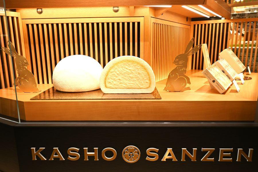 目印は「阪神梅田本店」１階の、このショーケース。ウサギが、ビッグな「萩の調 煌」に驚いている