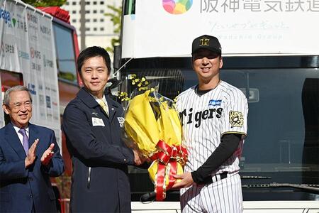 　阪神タイガース優勝パレードのオープニングセレモニーに登場した吉村知事、藤川球児監督（１１月２２日・Ｌｍａｇａ.ｊｐ撮影）