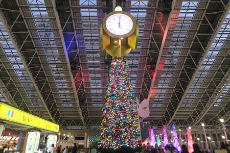 　ＪＲ大阪駅イルミネーション『トワイライトファンタジー２０２５』に「バーバパパツリー」が出現（１１月２１日・大阪市北区）