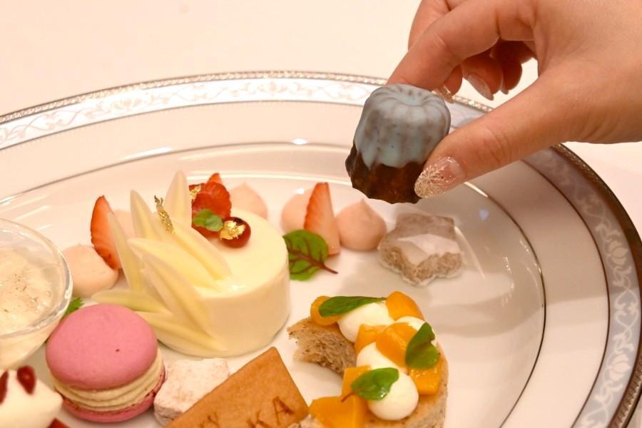 　「メモワール ド モン･パリ　Ｍｅｍｏｉｒｅ ｄｅ Ｍｏｎｔ Ｐａｒｉｓ」コースの「アシェットデセール」。ゆったりとした時間を過ごしてほしいという思いから、デザートもこだわった