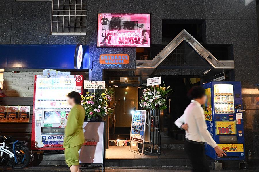 　「Ｔｈｅａｔｅｒ Ａｉｍｙｏｕ」の外観と夜の雰囲気